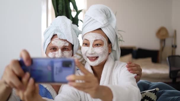 Fechar Selfie Belo Casal Feliz Após Chuveiro Com Uma Toalha — Vídeo de Stock