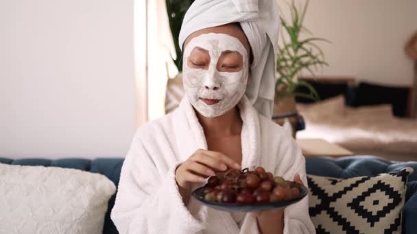 Asiatique Femme Argile Visage Masque Relaxant Maison — Video