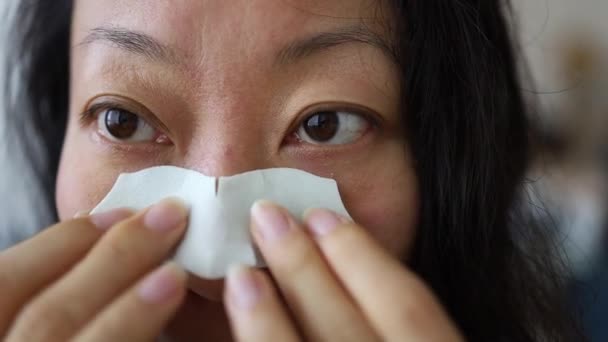 Ung Asiatisk Kvinna Applicera Näsa Remsa Mask Tittar Spegeln Kvinna — Stockvideo