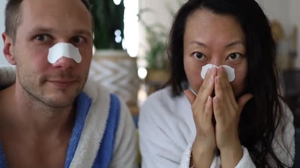 Happy Menarik Pasangan Muda Menerapkan Strip Hidung Topeng Saling Memandang — Stok Video