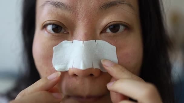 Genç Asyalı Kadın Aynaya Bakarak Burun Bandı Maskesi Takıyor Kadın — Stok video