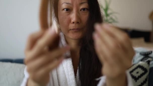 一个亚洲女人洗完澡后梳头 头发损失概念 — 图库视频影像