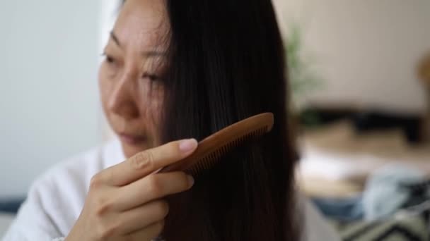 Una Mujer Asiática Peinándose Pelo Después Una Ducha Concepto Pérdida — Vídeo de stock