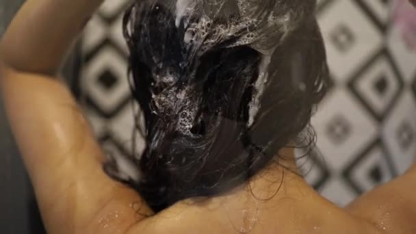Weiblich Waschen Brünette Haare Auf Kopf Mit Shampoo Dusche — Stockvideo