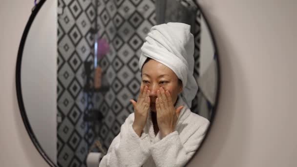 Mladá Žena Dívá Zrcadle Kůži Dotýká Tvář Rukama Dělat Masáž — Stock video