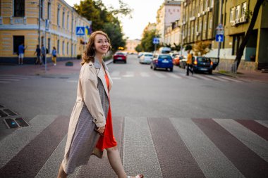 Charming Genç Kadın Şehir Sokakları 'nda Yürüyor. Güzellik, Moda.