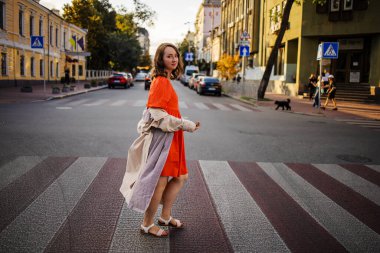 Charming Genç Kadın Şehir Sokakları 'nda Yürüyor. Güzellik, Moda.