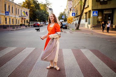 Charming Genç Kadın Şehir Sokakları 'nda Yürüyor. Güzellik, Moda.