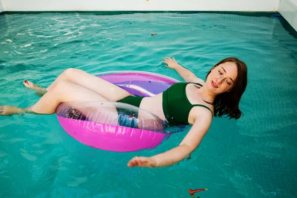 穿着比基尼的暑假女人们躺在游泳池里充气的甜甜圈床垫上 女孩们在度假胜地享受假期 享受日光浴 奢华的生活方式 — 图库照片