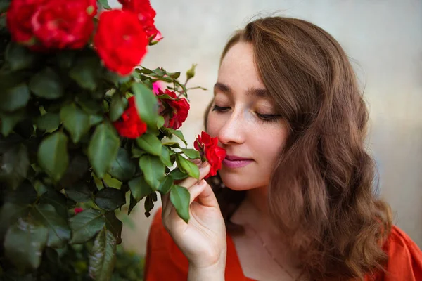 Portrait Jeune Femme Printemps Fleurs Roses Rouges Fleurit Fille Habillée — Photo