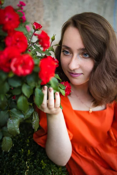 Ritratto Giovane Donna Nel Periodo Primaverile Fiori Rose Rosse Fiori — Foto Stock