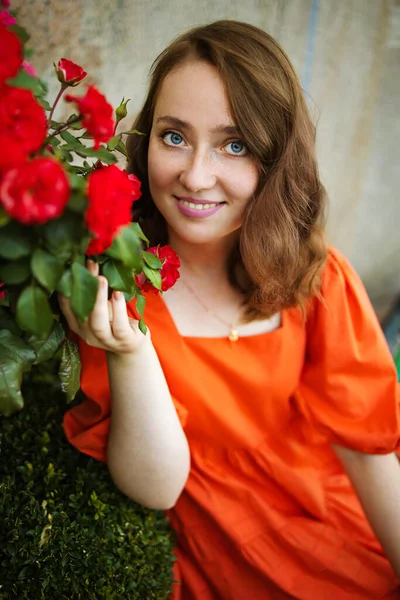 Ritratto Giovane Donna Nel Periodo Primaverile Fiori Rose Rosse Fiori — Foto Stock