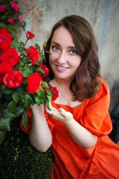 Porträtt Ung Kvinna Våren Röda Rosor Blommar Flicka Klädd Röd — Stockfoto