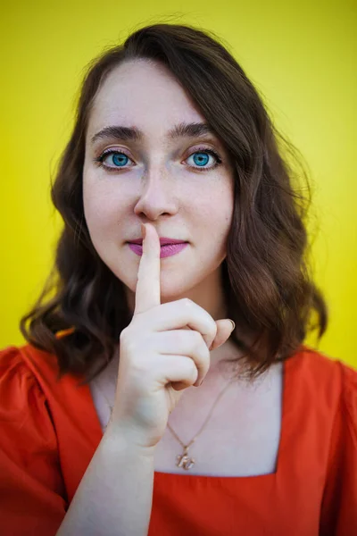 Bella Giovane Donna Tiene Dito Sulle Labbra Facendo Gesto Silenzio — Foto Stock