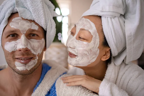 Marido Esposa Están Tumbados Sofá Casa Haciendo Restauración Las Máscaras —  Fotos de Stock