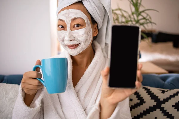 Happy Terkejut Wanita Asia Yang Terkejut Menerapkan Masker Wajah Dan — Stok Foto