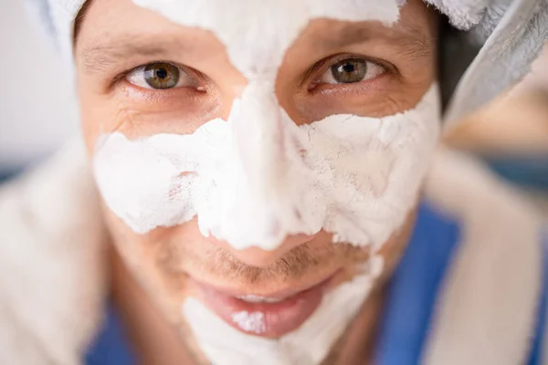 Pria Berjenggot Lucu Dengan Topeng Kosmetik Wajahnya Dengan Jubah Mandi — Stok Foto
