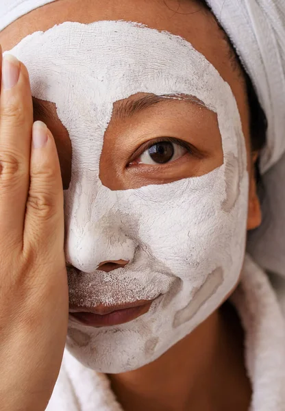 Joven Asiática Mujer Con Limpieza Máscara Cara Casa Cuidado Piel —  Fotos de Stock