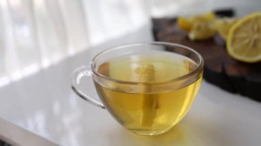 El bir fincan çaya limon suyu sıkıyor..