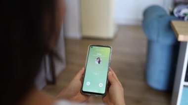 Akıllı telefondan gelen çağrıya cevap veriliyor. 
