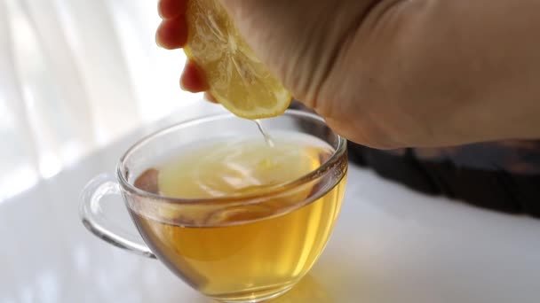 Рука Стискає Лимонний Сік Чашку Чаю — стокове відео