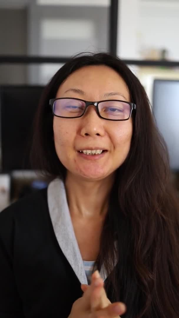 Függőleges Ázsiai Fiatal Üzletasszony Van Video Chat Okostelefonnal Üzleti Partnerek — Stock videók