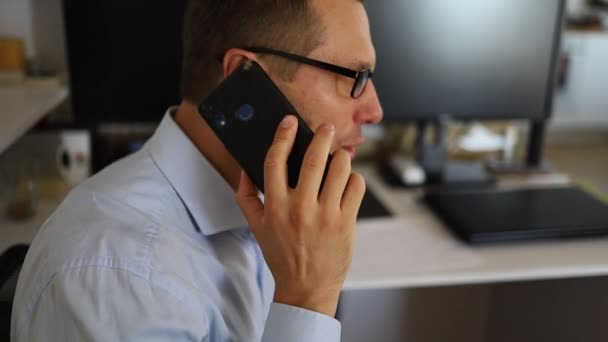 Boos Zakenman Ruzie Schreeuwen Tijdens Het Gesprek Telefoon Kijken Laptop — Stockvideo