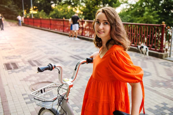 Menina Adolescente Feliz Com Bicicleta Parque Cidade Menina Bonita Cidade — Fotografia de Stock