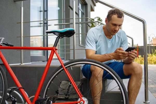Junger Mann Mit Fahrrad Der Stadt Mit Smartphone — Stockfoto
