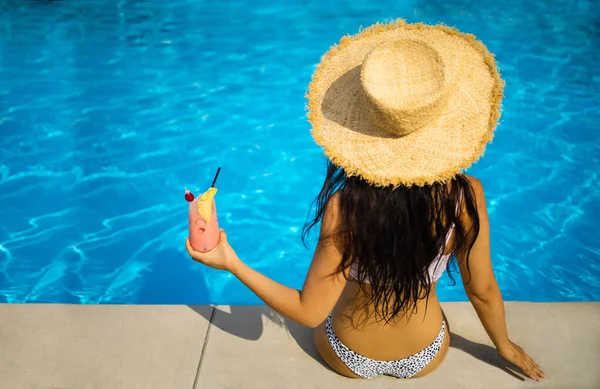 Resort Wellness Junge Sexy Frau Mit Strohhut Bikini Badeanzug Sonnenbrille — Stockfoto