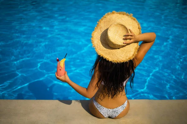 Resort Wellness Junge Sexy Frau Mit Strohhut Bikini Badeanzug Sonnenbrille — Stockfoto