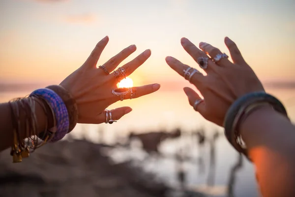Γυναικεία Χέρια Αγγίζουν Τον Ήλιο Χίππυ Γυναικεία Χέρια Ασημένια Δαχτυλίδια — Φωτογραφία Αρχείου