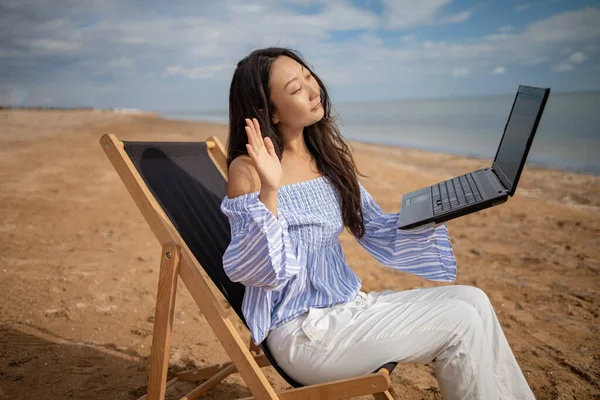 Усміхаючись Азіатська Ділова Жінка Має Відеочат Через Ноутбук Фоні Пляжу — стокове фото