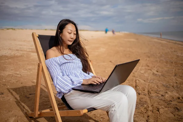 Jonge Aziatische Vrouw Met Tablet Computer Tijdens Tropische Strandvakantie Freelancer — Stockfoto