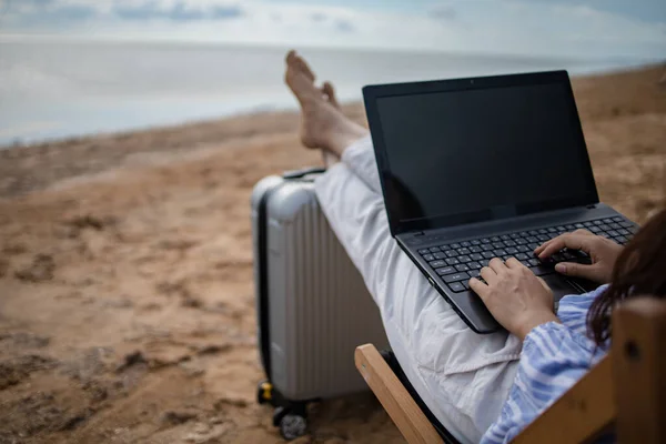 Mladá Asijská Žena Tabletovým Počítačem Během Tropické Dovolené Pláži Freelancer — Stock fotografie