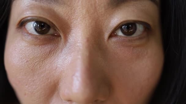 Aziatisch Moe Vrouw Ogen Met Zakken Onder Ogen Close — Stockvideo