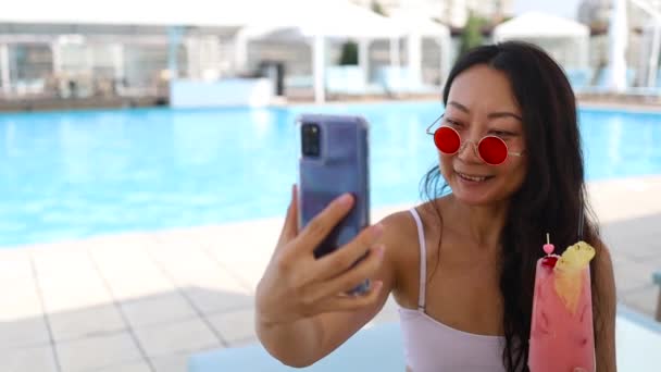 Boas Férias Verão Férias Mulher Asiática Vlogger Fazer Transmissão Online — Vídeo de Stock