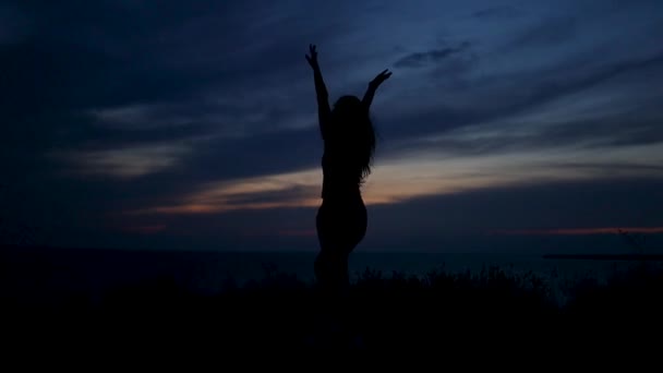 Energiek Leven Jong Mooi Vrouw Gevoel Vrede Dansen Nachts Zomerstrand — Stockvideo