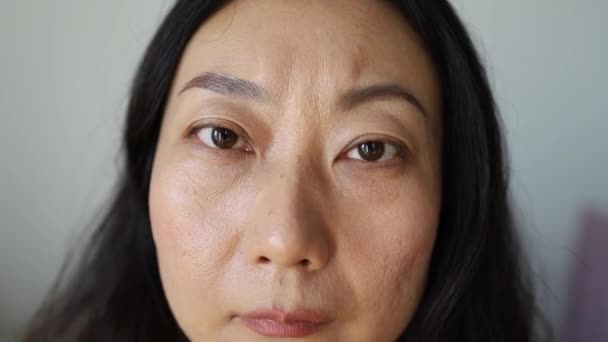 Dålig Syn Asiatisk Kvinna Sätta Glasögon — Stockvideo