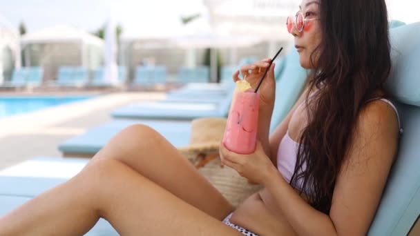 Bela Jovem Mulher Asiática Com Coquetel Relaxar Redor Piscina Livre — Vídeo de Stock
