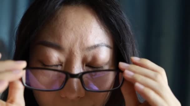 Mujer Asiática Joven Agotada Quitándose Las Gafas Masajeando Los Ojos — Vídeos de Stock