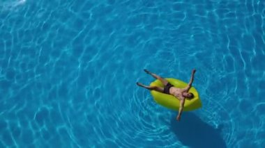 İHA Geniş Odaklan Genç Kas Adamı Sarı Şişme Havuzda Gevşetiyor