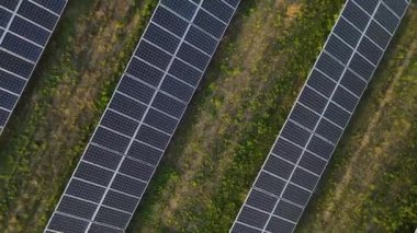 Ekoloji güneş enerjisi enerji panelleri güneş batımında yeşil enerji elektriksel yenilik doğa ortamı