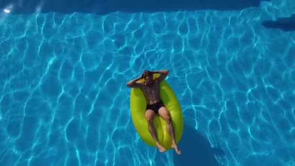 Drone Overhead Ευρεία Zoom Out Young Muscular Man Relaxing Yellow — Αρχείο Βίντεο