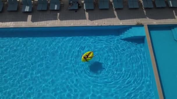 从年轻肌肉发达的男子中脱颖而出的飞行员 浅谈游泳池中的黄色充气球 — 图库视频影像