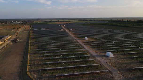 Ecologie Zonnepanelen Velden Groene Energie Bij Zonsondergang Landschap Elektrische Innovatie — Stockvideo