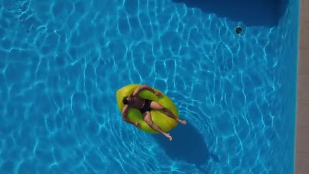 Drone Overhead Широкий Масштаб Молодий Язистий Чоловік Розслабляється Жовтий Надувний — стокове відео