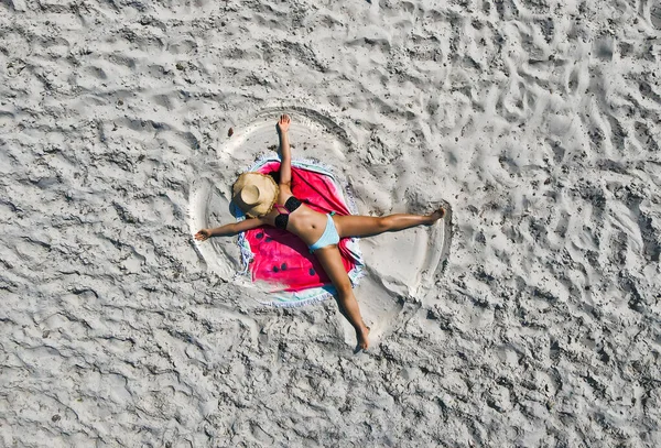 Vacaciones Verano Chica Bronceadora Con Sombrero Sol Playa Tiro Arena — Foto de Stock