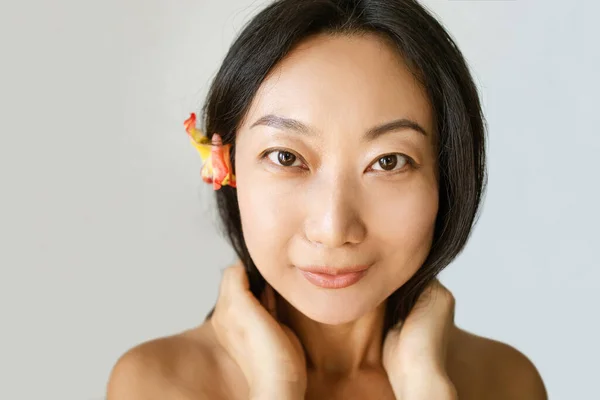 Vacker Ung Asiatisk Kvinna Med Ren Fräsch Hud Blå Bakgrund — Stockfoto
