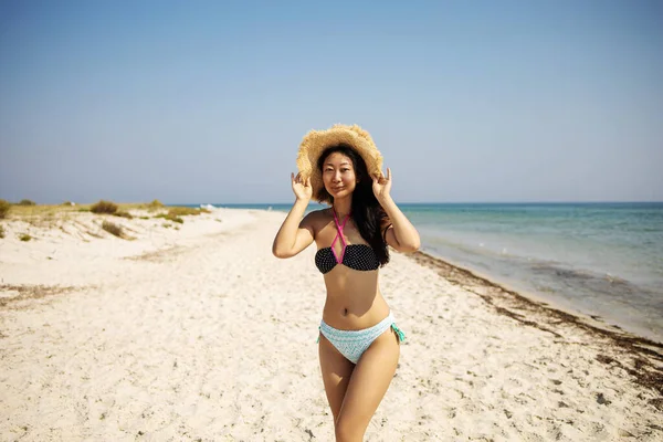 Belle Femme Asiatique Bikini Sur Une Plage Tropicale Portrait Une — Photo